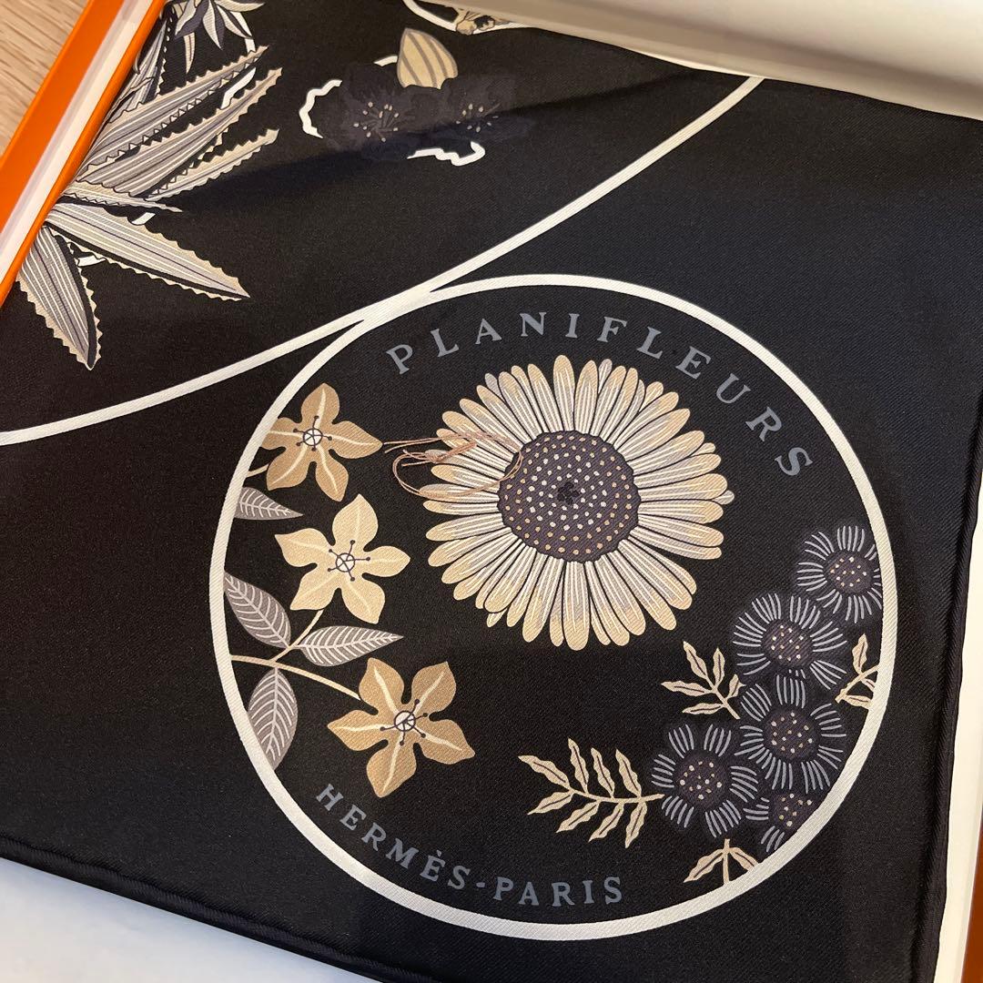 新品未使用　HERMESエルメス　カレ90 ブラニフルール　ブラック 新品未使用 HERMESエルメス カレ90 ブラニフルール ブラック - メルカリ